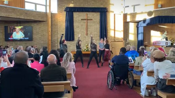 Niet treuren maar dansen: vrouw regelt flashmob voor eigen uitvaart