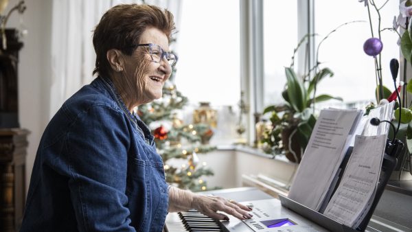 Orgel Joke na maand ziekenhuis weer thuis: 'Nog een lange weg te gaan'