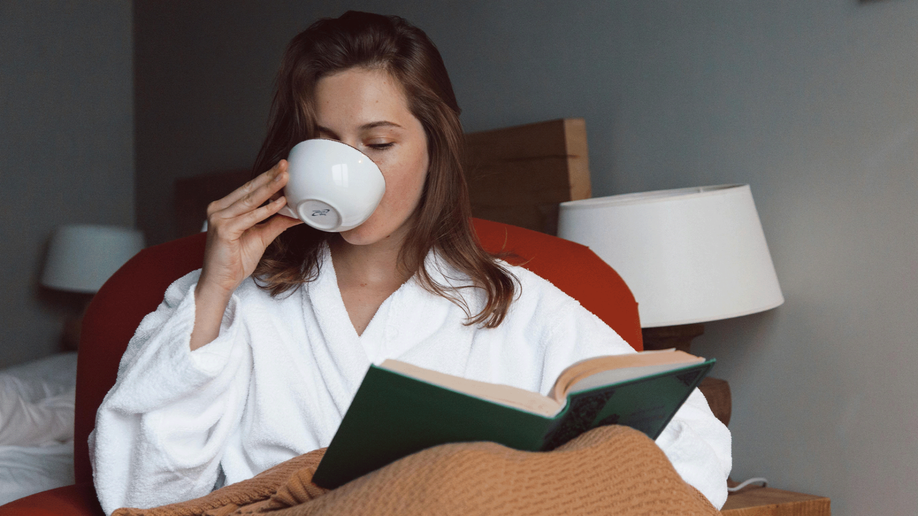 Vrouw koffie drinken in bed