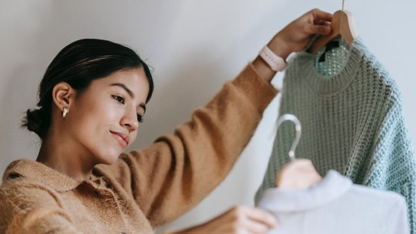 Yoni (34) deed een kleurenanalyse en nu kan al haar kleding weg