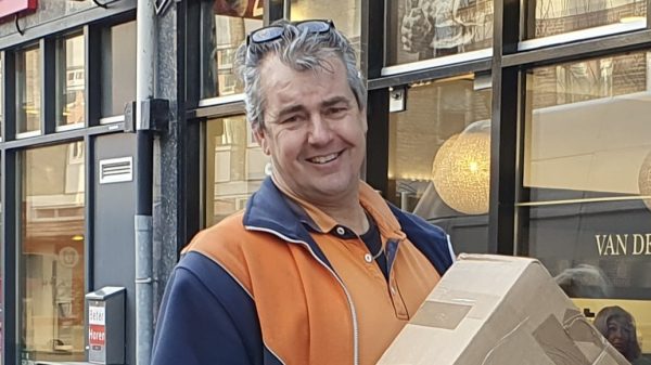 Kees moest weg bij PostNL, maar daar stak de buurt een stokje voor