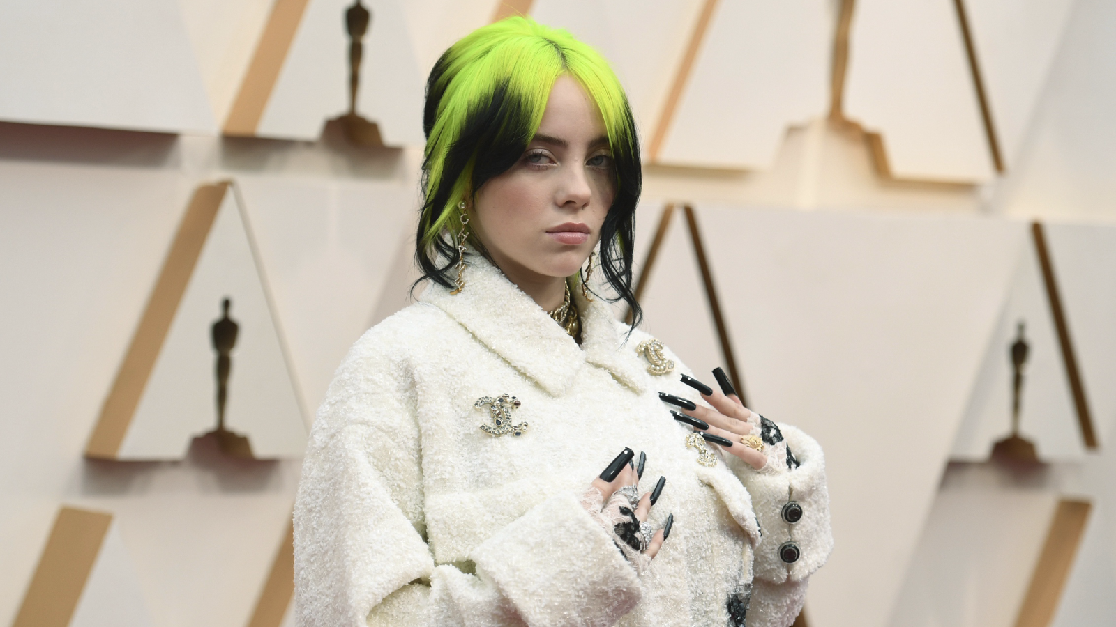 Billie Eilishan eist straatverbod fan