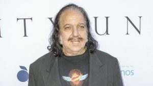 Thumbnail voor Waarom de verkrachtingszaak van pornoster Ron Jeremy officieel van de baan is