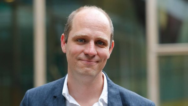 rechtbank-spreekt-brandt-corstius-grotendeels-vrij-van-smaad