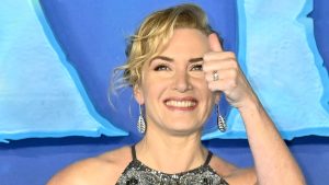 Thumbnail voor My hair will go on (and on): Kate Winslet heeft per ongeluk twee kapsels op 'Titanic'-poster