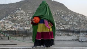 Thumbnail voor Afghaanse sportvrouwen poseren voor aangrijpende fotoserie: 'Door Taliban voelt het alsof ik dood ben'