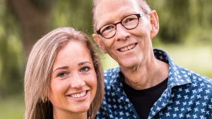 Thumbnail voor Marieke (23) verloor haar vader aan leukemie: 'De wereld voelt zo kaal zonder hem'