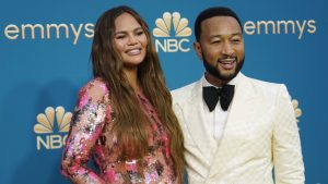 Thumbnail voor Chrissy Teigen en John Legend verwelkomen dochtertje: 'John huilt elke nacht van vreugde'