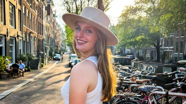 Kim (16) krijgt haatberichten na overlijden vader: 'Ik mag van hen niet klagen, omdat ik geld heb'