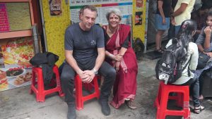 Thumbnail voor In 'Reizen Waes: Wereldsteden' is Tom verrast door toestand in sloppenwijken: 'Gebrek aan geld is geen gebrek aan geluk'