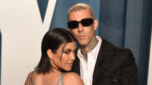 Thumbnail voor Het oog wil ook wat: Travis Barker heeft de ogen van Kourtney getatoeëerd