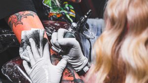 Thumbnail voor Linda zet tatoeage met naam van haar man, maar dan gaan ze uit elkaar: 'Spijt'