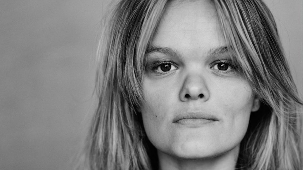 tessa uitgelachen video