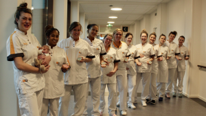 Thumbnail voor Dertien collega's tegelijkertijd zwanger op de afdeling verloskunde in dit ziekenhuis: 'Spannend wie als eerste bevalt''