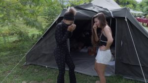 Mensendrol naast de tent zorgt voor opschudding in Echte Meisjes in de Jungle