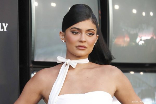 Dierenrechtenorganisatie PETA is enthousiast over de levensechte leeuwenkop die Kylie Jenner droeg tijdens een modeshow in Parijs.