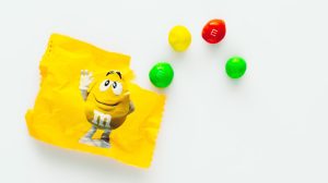 Thumbnail voor Tot ziens Red en Yellow: M&M's stopt met 'levende' chocolaatjes na ophef in VS