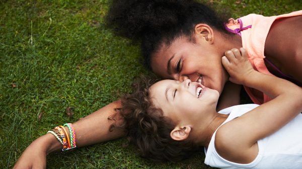 Een sigaretje roken in de tuin? Ook dat kan schadelijk zijn voor kinderen