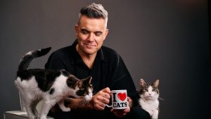 Thumbnail voor In katzwijm: Robbie Williams brengt nieuw nummer uit met iconische (ja, echt) kat