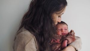 Isabelle werd overvallen door een stortbevalling: 'Ik scheurde uit'