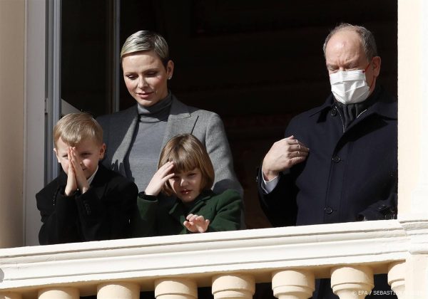 Met corona besmette prins Albert toch bij feestdag