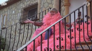 Thumbnail voor In 'Ik Vertrek' introduceren Marcel en Walter drag queen Charlotte in Spanje: 'Heerlijke pretletter'