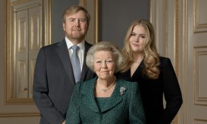 Thumbnail voor Prinses Beatrix is 85 jaar en poseert met koning en Amalia voor nieuwe foto's