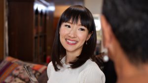 Thumbnail voor Een opruimgoeroe met een rommelig huis: Marie Kondo komt tot bezinning