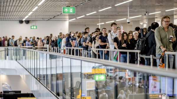 Nemen we afscheid van de lange rijen op Schiphol? Flinke loonsverhoging voor beveiligers