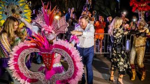 Thumbnail voor Zo zag je ze niet eerder: Willem-Alexander, Amalia en Máxima gooien de heupen los in Oranjestad