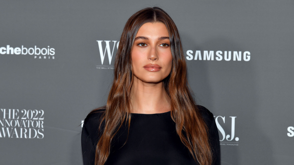 Hailey Bieber zet de toon: de slaapzak-schoen is de nieuwe trend