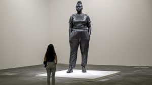 Thumbnail voor Rotterdam krijgt metershoog standbeeld van zwarte vrouw op Nikes: 'Mensen herkennen zich hierin'