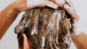 Thumbnail voor Is shampoo nu wel of niet slecht voor je haar? #No-poo beweging: 'Ik heb al jaren mijn haar niet gewassen'