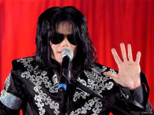Thumbnail voor Maker documentaire Michael Jackson kritisch over biopic: 'Lovende film geen goed idee'