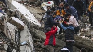 Thumbnail voor Meer dan duizend doden na zware aardbeving in Turkije en Syrië: 'Het is net een oorlogsgebied'