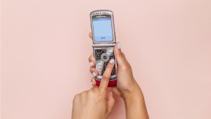 Thumbnail voor Geen drama meer: TikTokkers ruilen smartphone in voor ouderwetse klaptelefoon tijdens uitgaan