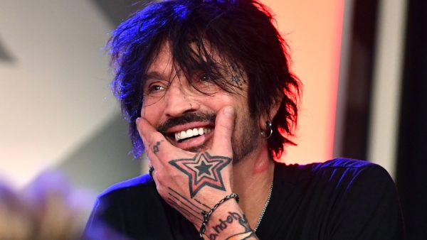 Tommy Lee flikt het wéér en deelt kroonjuwelen urenlang ongestraft op social media