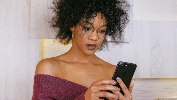 Jonge vrouw met telefoon