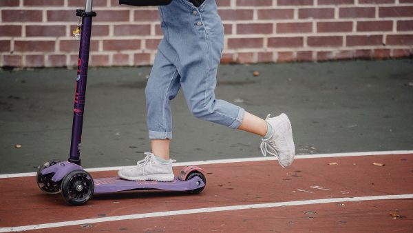 Verplichte gymlessen basisschool vaker noodgedwongen buiten door tekort aan gymzalen