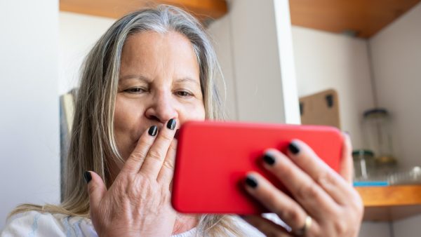 Padma (52) kreeg een Tikkie voor een plak cake op het werk: 'Ze bood zelf aan 'm te bakken'