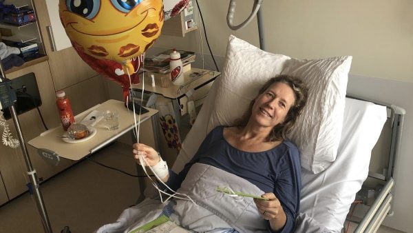 Wendela (53) herstelt van leukemie dankzij anonieme stamceldonor: 'Donorcellen hebben het overgenomen.'