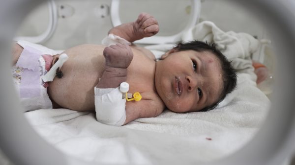 Duizenden willen geredde baby adopteren