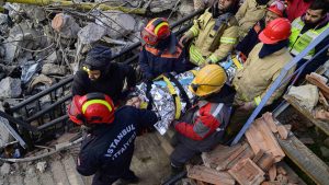 Thumbnail voor Zes dagen na aardbevingen nog steeds mensen levend onder puin vandaan gehaald