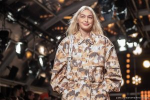 Thumbnail voor Van Lange Jan tot Holle Bolle Gijs: Gigi Hadid stralend op cover 'Vogue' met Efteling-stickers op gezicht