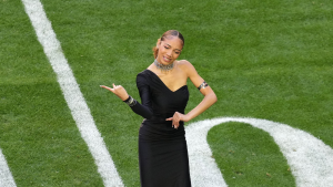 Thumbnail voor Gebarentolk Justina Miles gaat helemaal los tijdens Super Bowl-optreden