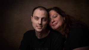Karin verloor haar zoon Luke (18) aan kanker: 'Raar om de laatste uren van je kind door te maken'