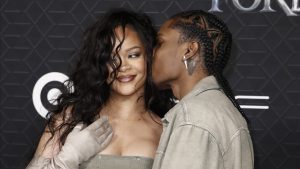 Thumbnail voor Rihanna poseert onbewust met beide kinderen op 'Vogue'-cover: 'Ik had geen idee'