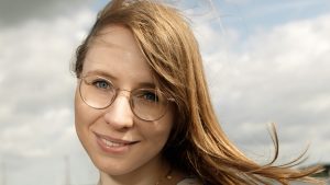 Thumbnail voor Petra gaat in boek de confrontatie aan met haar aanrander: 'Hij zag zichzelf niet als dader'