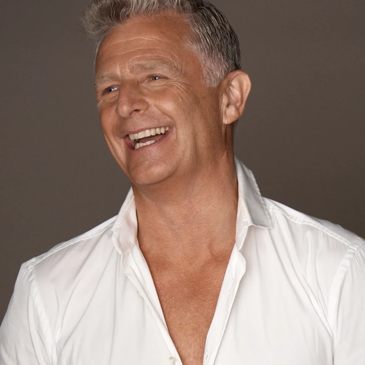 High-class gigolo James Aeden vertelt over zijn eerste ervaring als gigolo