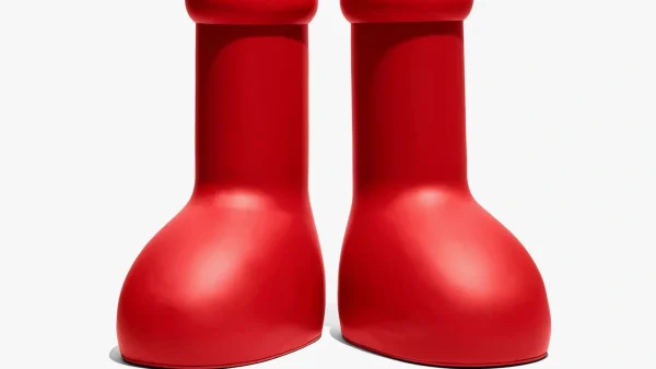 De rode schoenen die online voor flink wat ophef online zorgden zijn binnen een kwartier volledig uitverkocht